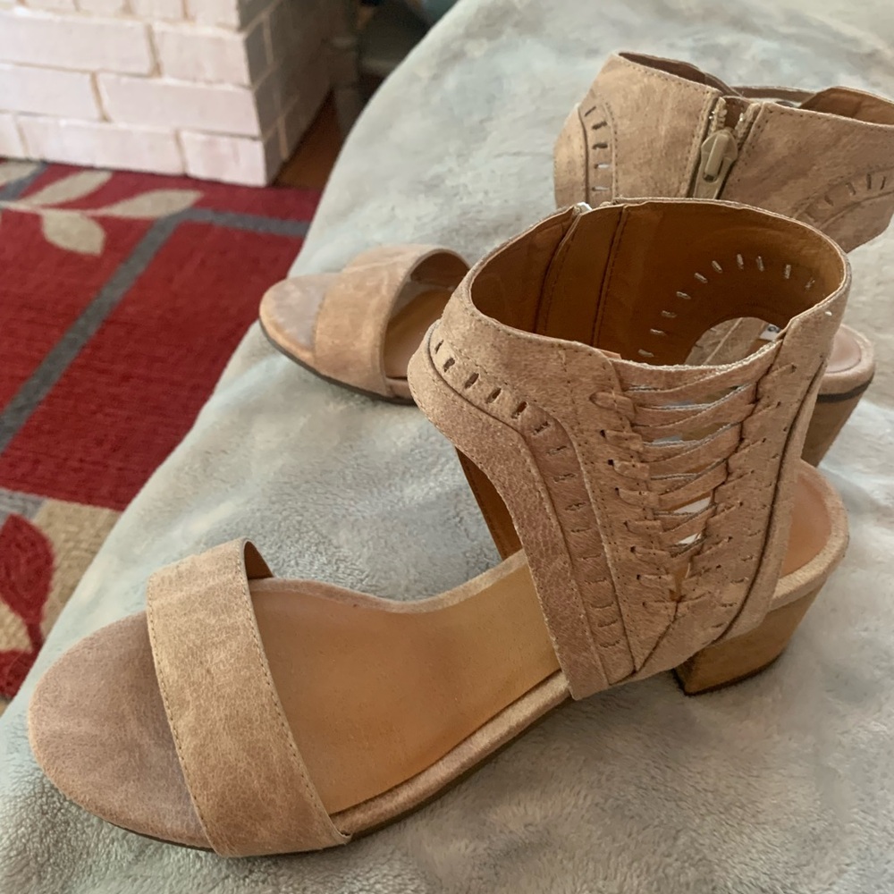 not rated Women's Sandals in Tan, Size: 7-1/2, cute sandal in great shape - Picture 2 of 9